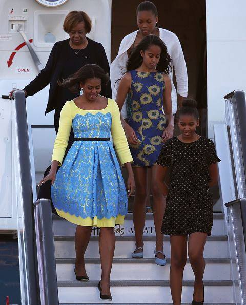 Образ дня: Мишель Обама прилетела в Лондон в желто-голубом платье