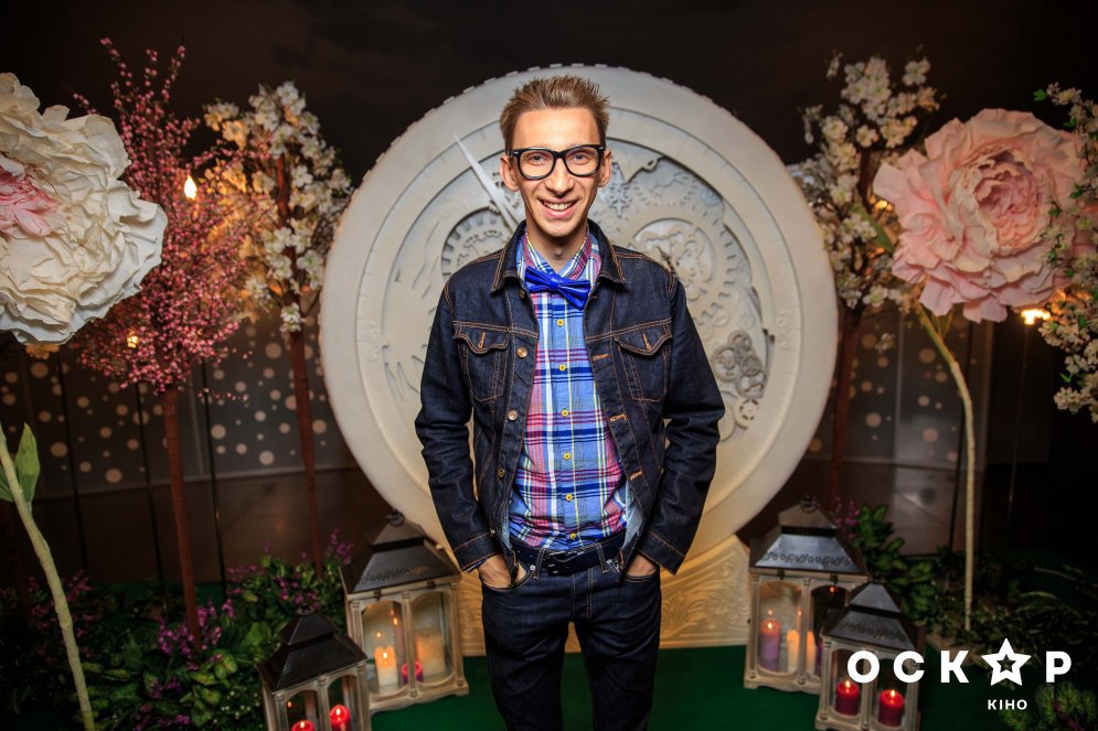 Аліса в Задзеркаллі прем'єра