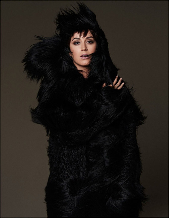 Кеті Перрі похвалилася сексуальними формами на сторінках Vogue Japan