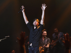 В ночь на 20 августа в магазинах АТБ стартует продажа билетов на шоу Иглесиаса