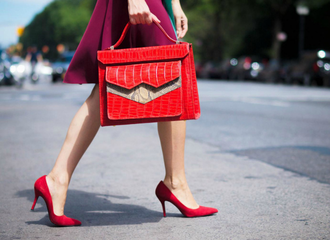 З чим носити червоні туфлі: street style образи