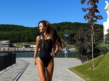 Ксенія Мішина у мокрому купальнику похизувалася відпочинком на Західній Україні