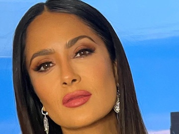 Сальма Гаєк порадила "цілющу силу сауни", злегка прикрившись рушниками