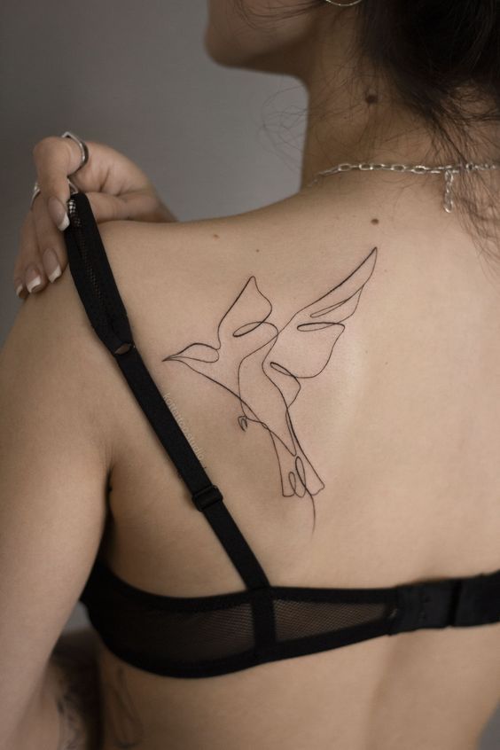 Татуировка птицы у девушки