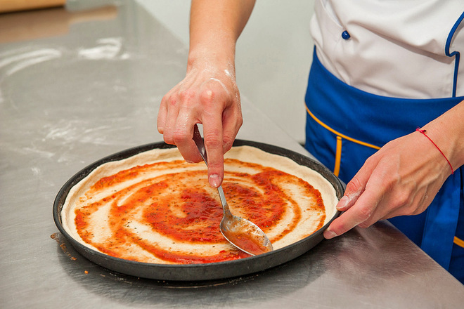 Пицца с охотничья рецепт. ae9d1e811b9d8724131e6cd1d9ccc0ef pizza okhotnichiya dsc 0926. Пицца с охотничья рецепт фото. Пицца с охотничья рецепт-ae9d1e811b9d8724131e6cd1d9ccc0ef pizza okhotnichiya dsc 0926. картинка Пицца с охотничья рецепт. картинка ae9d1e811b9d8724131e6cd1d9ccc0ef pizza okhotnichiya dsc 0926. Охотничью пиццу можно приготовить в домашних условиях потратив на это от 15 до 40 минут. Все зависит от рецепта, которым воспользуетесь. Главный ингредиент блюда — одноименные колбаски. Остальные продукты добавляйте по своему желанию и вкусовым предпочтениям. Какие ингредиенты гармонично сочетаются в начинке и как приготовить пиццу за 15 минут — пошаговые рецепты с фото.