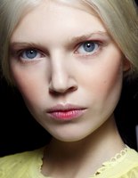 Бьюти-тренд весны: эффект недокрашенных губ Бьюти-тренд весны: эффект недокрашенных губ