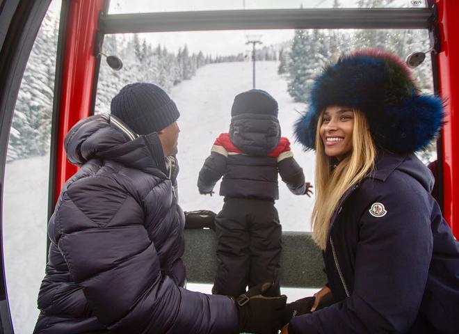 Беременная Сиара показала округлившийся живот (фото)