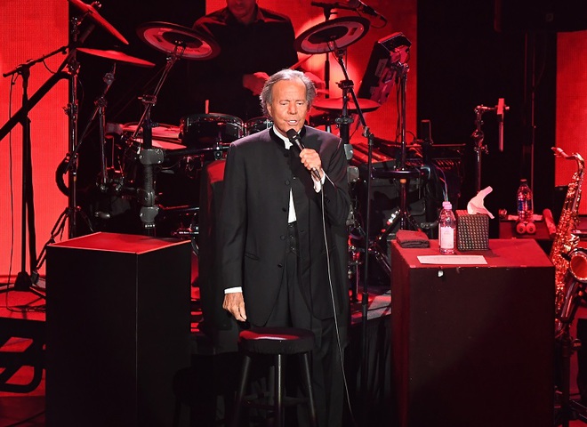 Батька Енріке Іглесіаса затримали в аеропорту через заборонені продукти у багажі