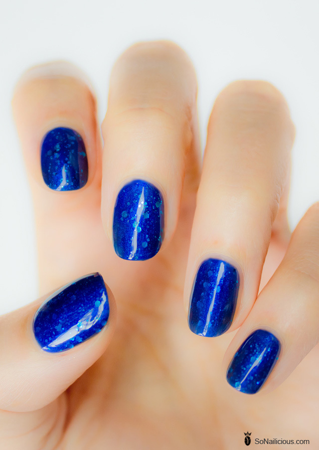 Синий маникюр: как и с чем носить  