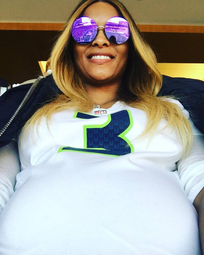 Беременная Сиара показала округлившийся живот (фото)