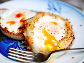 Яичница в луковых колечках Яичница в луковых колечках