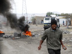 Полиция ЮАР нагрянула с рейдом в бараки шахтеров