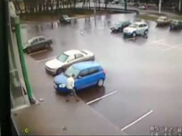 Как паркуется девушка за рулем видео приколы смотреть онлайн