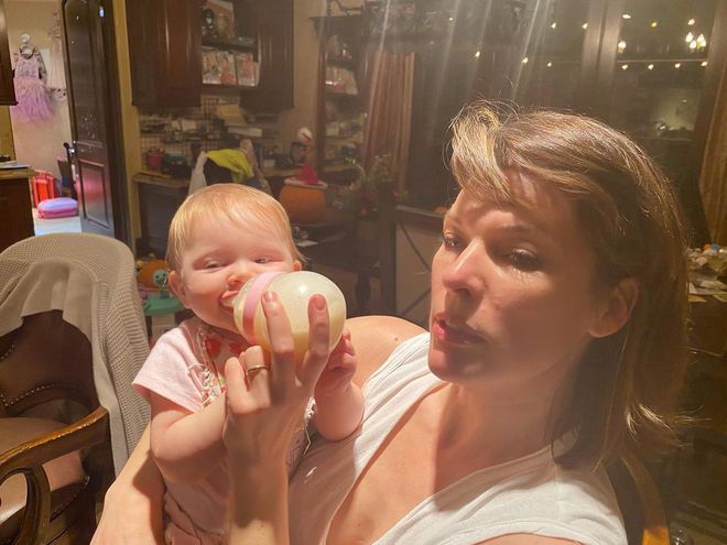 Милла Йовович с младшей дочерью