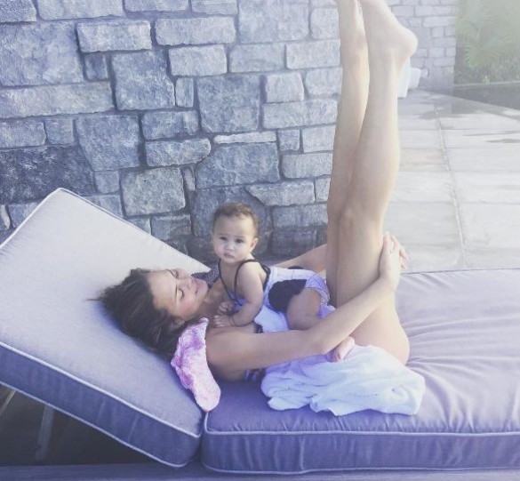 Крисси Тейген показала, как изменилось ее тело после родов