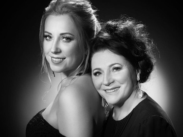 Тоня Матвієнко разом із братами, чоловіком та дітьми знялася на могилі матері