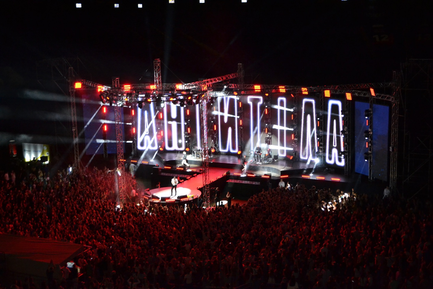 Антитіла в стадионном туре Hello