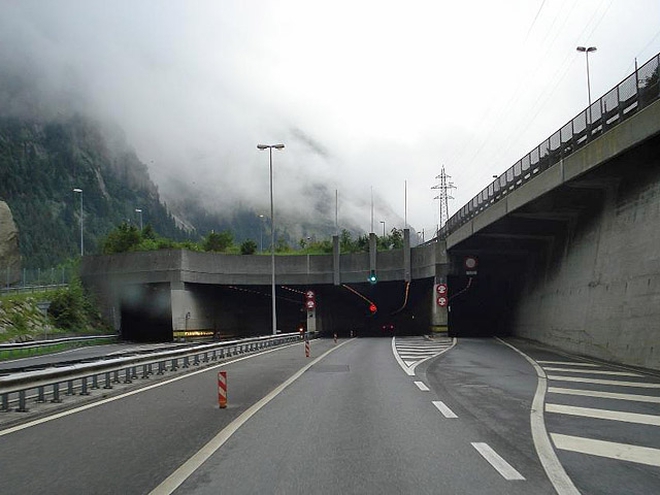 Самые длинные автомобильные туннели мира: Чжуннаньшаньский автомобильный тоннель, Китай