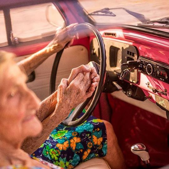 Вік не перешкода: 100-річні близнята відзначили ювілей несподіваною фотосесією