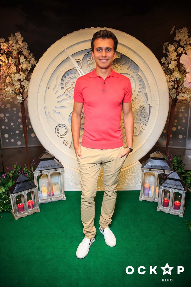 Аліса в Задзеркаллі прем'єра