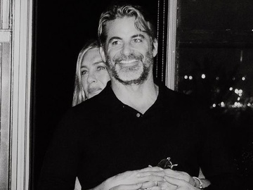 Бойфренд Дженніфер Еністон запостив фото їхнього поцілунку