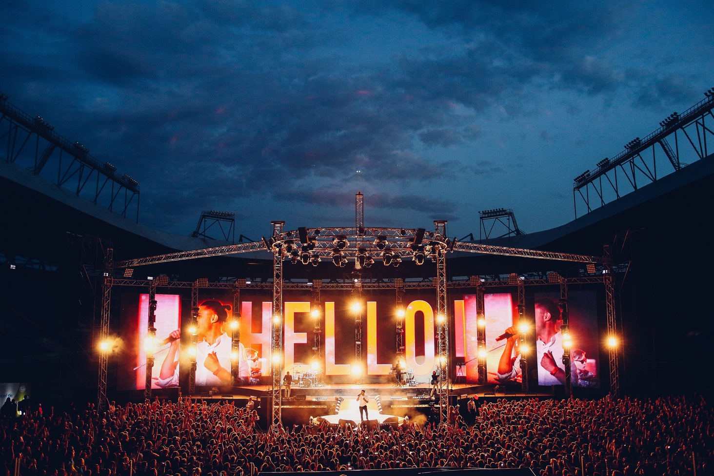 Антитіла в стадионном туре Hello