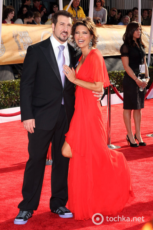 Красная нитка на руке у звезд