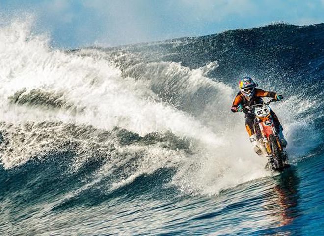 мотоциклист на воде