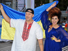 Потап и Настя Каменских с украинским флагом