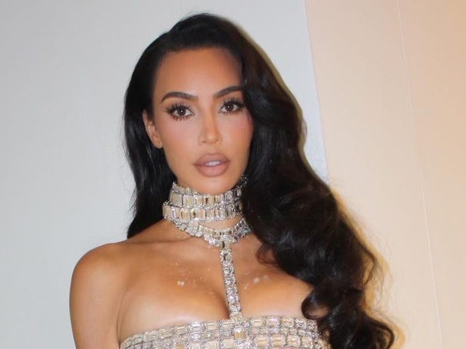 Кім Кардаш'ян у спідній білизні показала спекотні обійми з пітоном