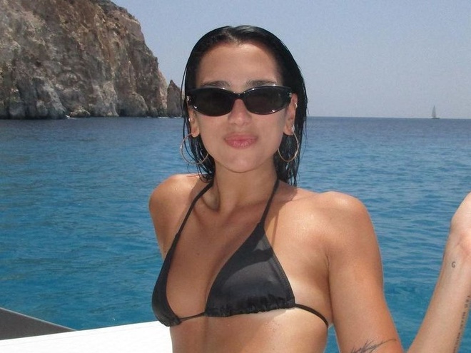 Дуа Ліпа показала сідниці на сапборді й "хлопця-безхатченка"