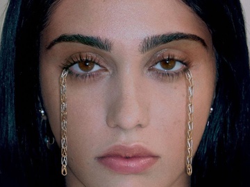 Донька Мадонни поділилася містичним оголенням, повторивши образ матері