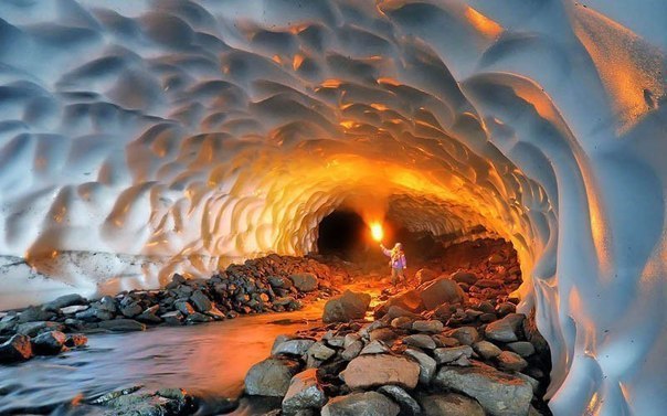 Завораживающая ледяная пещера на Камчатке