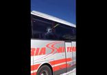 Лыжей пробил стекло автобуса