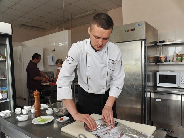 Филе сибаса с запеченным «Айсбергом» и нормандским соусом