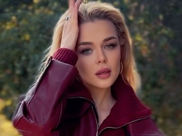 Гросу показала батьків та привітала їх із перлинним весіллям