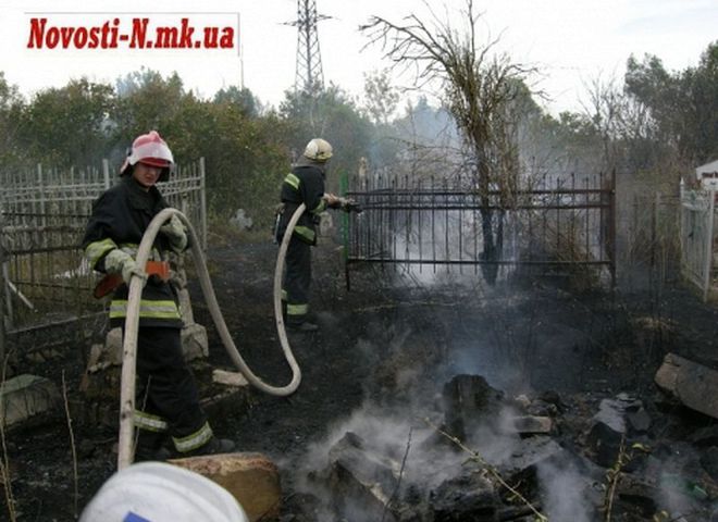 В Николаеве горит городское кладбище 