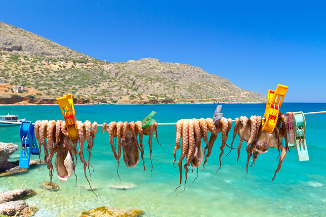 Отдых летом на острове Крит: Лабиринт Минотавра, пляж с розовым песком и оливковые рощи