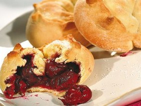 Пирожки с корицей и вишней.