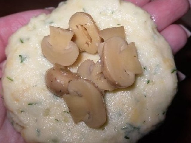 Котлеты из картофеля, сыра и укропа с грибами + соус