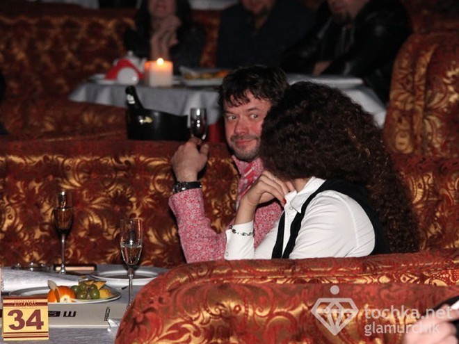 Остап Ступка с незнакомкой 