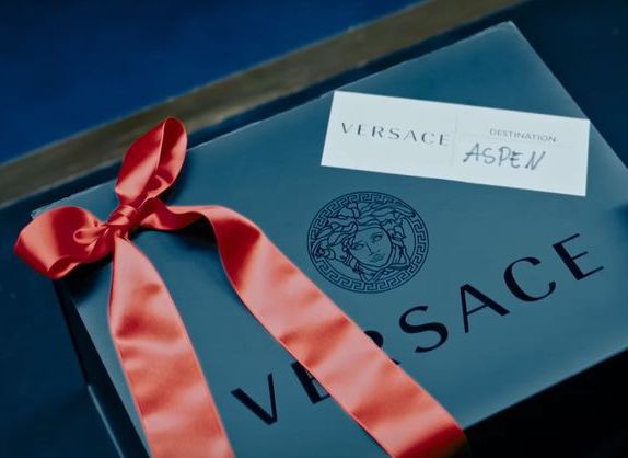 Горячие помощники Санты в рождественском видео Versace