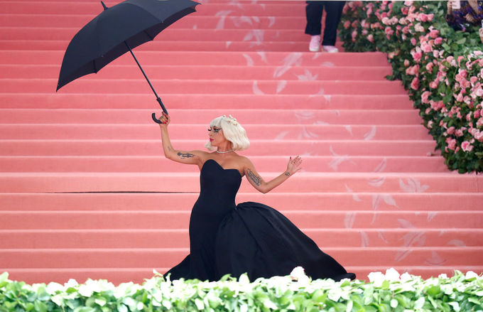 Леди Гага устроила яркий перформанс на Met Gala-2019: фото, видео