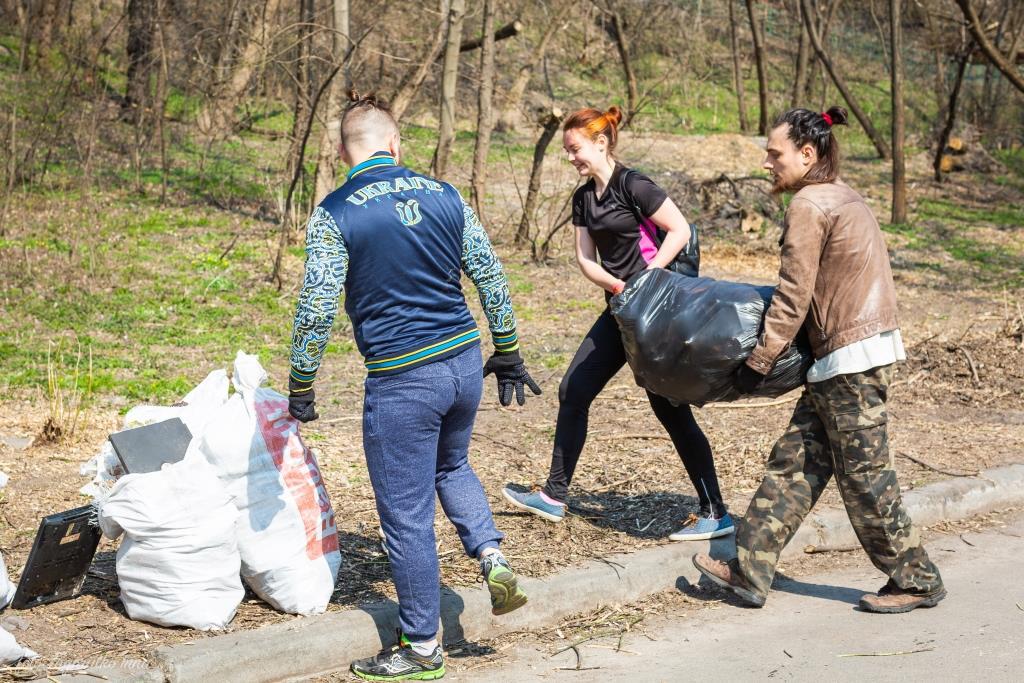 Киевляне устроили пробежку с мусорными пакетами