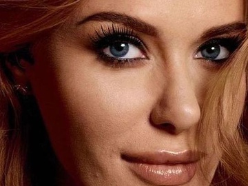 Камінська розвеселила публіку своєю світлиною в купальнику на тлі моря та скель