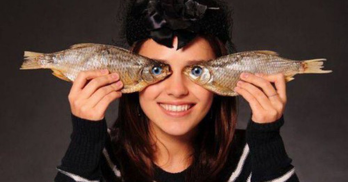 Что означает видеть рыбу. Фотосессия с рыбой. Прикольные рыбки. Девушка с глазами рыбы.