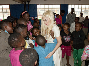 Леди Гага посетила школы в Африке