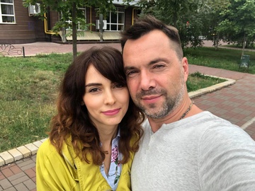 Третя дружина Арестовича подала на розлучення