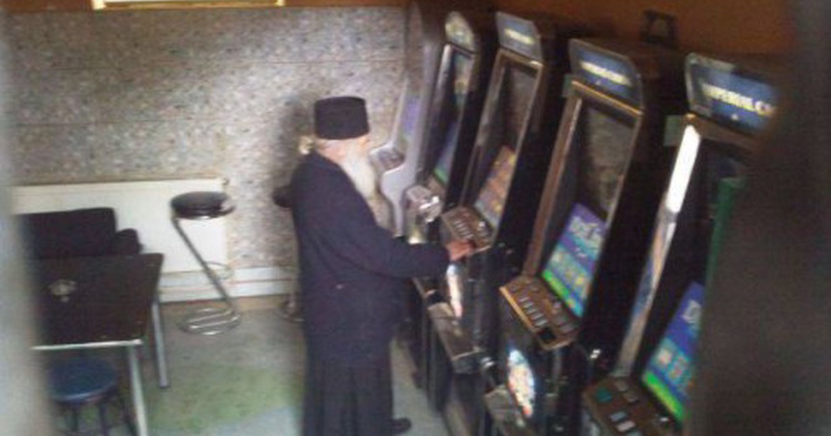 Приход плохой. Священник в игровых автоматах. Игровой автомат прикол. Батюшка на игровом автомате. Священник в казино.