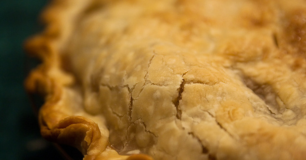 Как сделать золотистую корочку. Австралийский мясной пирог от Джейми Оливера. Фото корки пирога. Треснутая корка пирога фото. Пирог под корочкой.